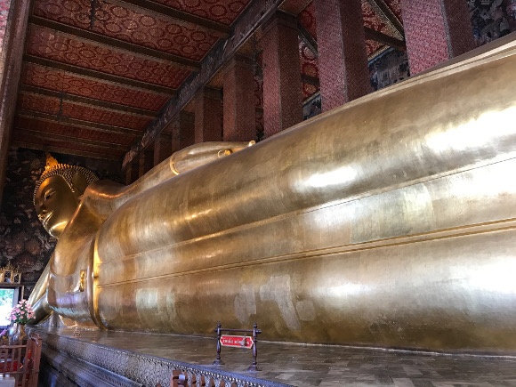 タイのワット・ポーにある巨大な涅槃仏。