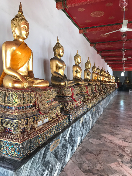 タイのワット・ポーに立ち並ぶたくさんの仏像