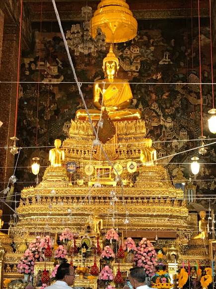 タイのワット・ポーの仏像の前ではたくさんの人がお参りする