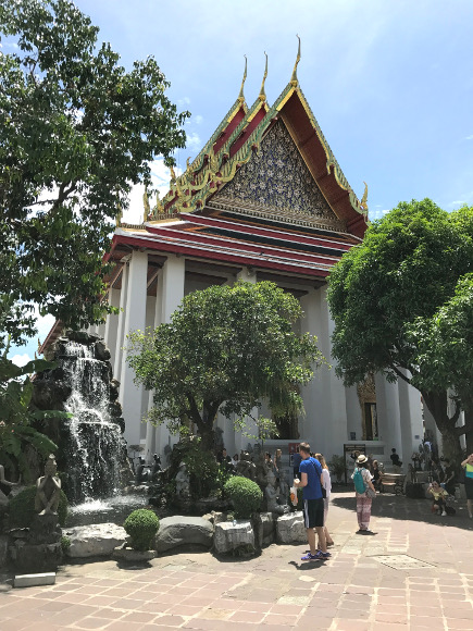 タイのワット・ポーの敷地にたくさんの寺院と仏像がある
