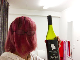 髪をピンクに染め、お酒！