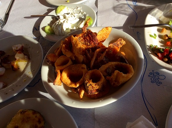 ギリシャ料理で代表的なのがイカのフライであるカラマリ
