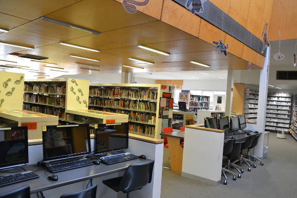 図書室には25,000冊以上の蔵書