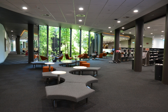 図書館は自然光で溢れ、緑にも囲まれている