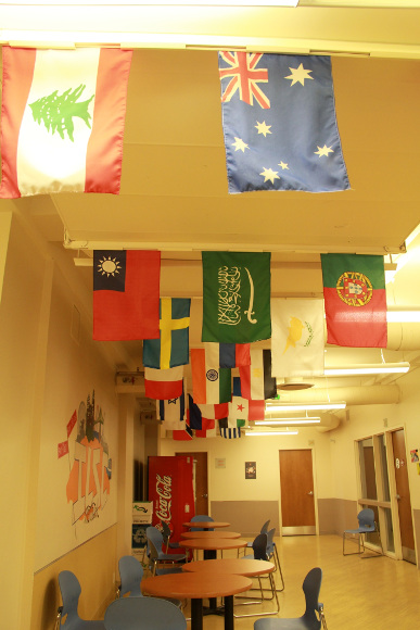 校内に飾られているさまざまな国の国旗