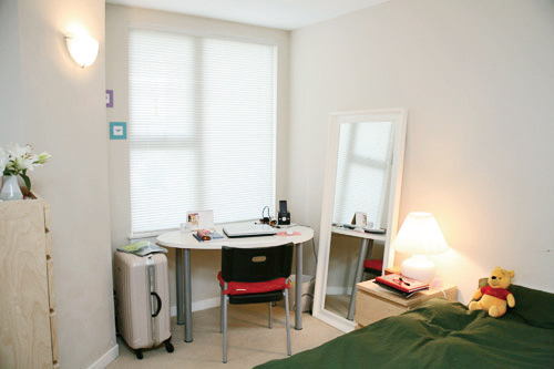 ホームステイでは机とベッドのある個室が提供されるのが一般的です。