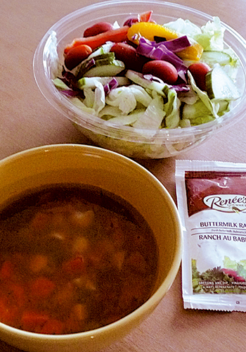 食事前にローカロリーのスープかサラダを食べること。