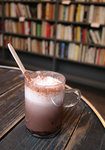 『merci』カフェの図書館風のインテリアで、ゆったりとショコラ・ショーを楽しめます。
