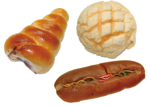 日本のパン屋さんで一番人気のはメロンパン、チョココルネと焼きそばパンです。