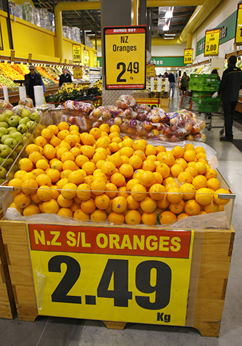 「PAK’nSAVE」で売っているオレンジの写真です。