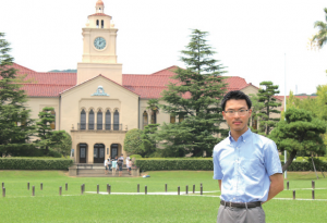奨学金を得て大学進学。高校時代には International Student of the Yearのグランプリを獲得
