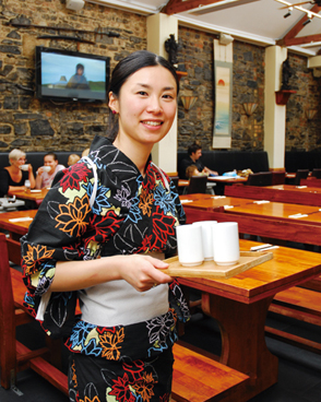 ダブリンで人気の日本食レストラン「ヤマモリ・スシ」で働く岡﨑さん